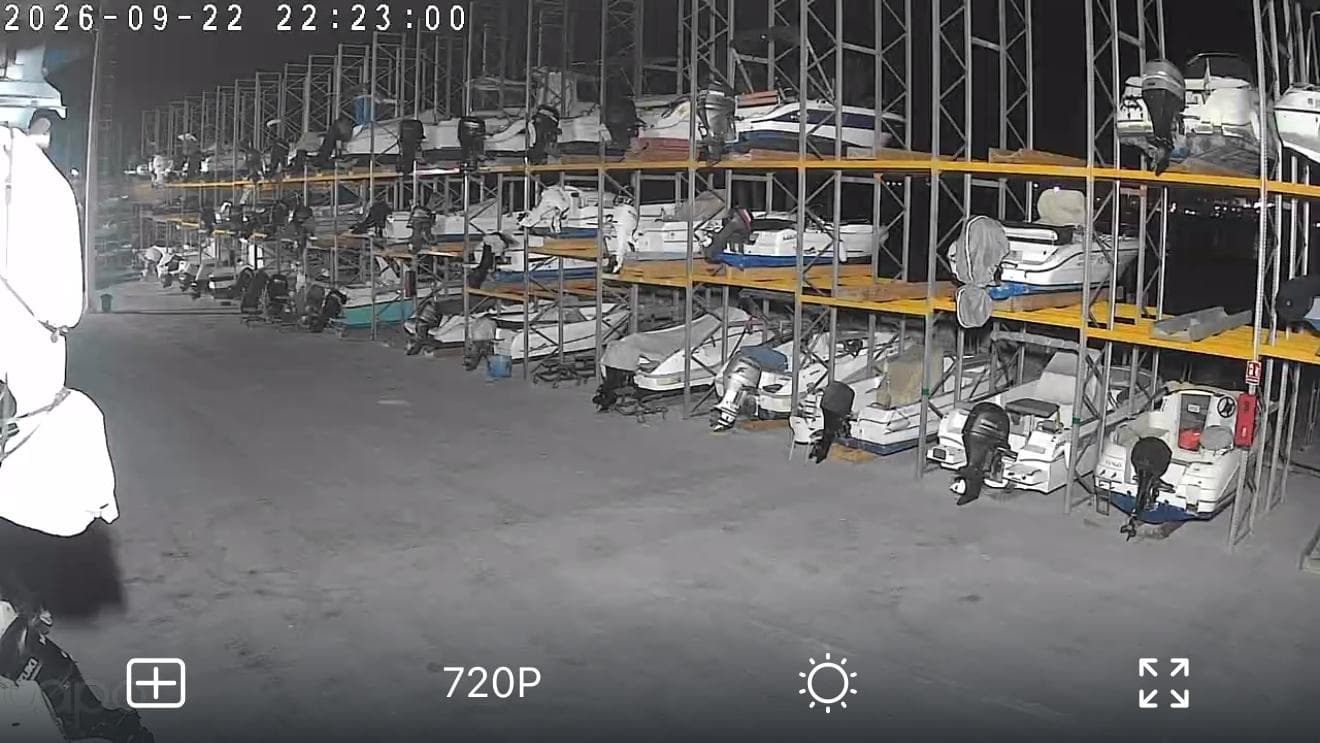 Embarcaciones guardadas en las estanterías de tres alturas